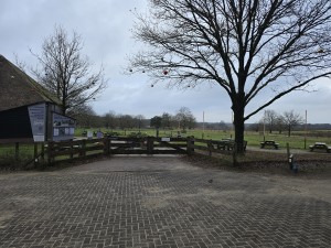 
                            <b>Houten toegangshek bij schaapskooi met versierde bomen.</b><br>
                                                        <b>ISO:</b> 16 | <b>Sluitertijd:</b> 5567099/1000000000 | <b>Diafragma:</b> f/1.7 | <b>Datum:</b> 2025-12-07

                        