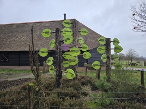 
                            <b>Houten bord met groene sponsornaambordjes.</b><br>
                                                        <b>ISO:</b> 16 | <b>Sluitertijd:</b> 5567099/1000000000 | <b>Diafragma:</b> f/1.7 | <b>Datum:</b> 2025-12-07

                        
