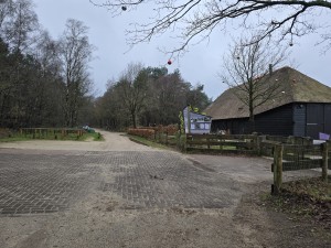 
                            <b>Boerderij met rieten dak en informatiebord bij de ingang.</b><br>
                                                        <b>ISO:</b> 20 | <b>Sluitertijd:</b> 5567099/1000000000 | <b>Diafragma:</b> f/1.7 | <b>Datum:</b> 2025-12-07

                        