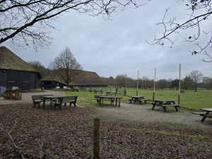 
                            <b>Houten picknicktafels staan verspreid voor een boerderijgebouw.</b><br>
                                                        <b>ISO:</b> 12 | <b>Sluitertijd:</b> 5567099/1000000000 | <b>Diafragma:</b> f/1.7 | <b>Datum:</b> 2025-12-07

                        
