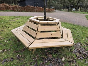 
                            <b>Houten zeshoekige boombank om een boomstam.</b><br>
                                                        <b>ISO:</b> 64 | <b>Sluitertijd:</b> 5567099/1000000000 | <b>Diafragma:</b> f/1.7 | <b>Datum:</b> 2025-12-07

                        