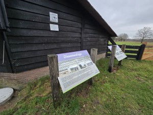 
                            <b>Informatiebord over dierenwelzijn bij boerderijgebouw.</b><br>
                                                        <b>ISO:</b> 50 | <b>Sluitertijd:</b> 6153713/1000000000 | <b>Diafragma:</b> f/2.2 | <b>Datum:</b> 2025-12-07

                        