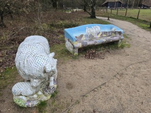 
                            <b>Mozaïekbeeld van een witte beer naast een beschilderde bank.</b><br>
                                                        <b>ISO:</b> 32 | <b>Sluitertijd:</b> 5567099/1000000000 | <b>Diafragma:</b> f/1.7 | <b>Datum:</b> 2025-12-07

                        