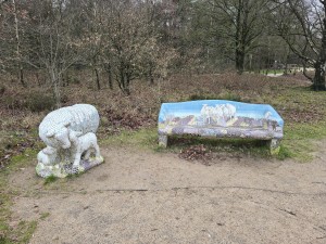 
                            <b>Mozaïeken bank met schaapsculptuur vormt kleurrijk kunstwerk.</b><br>
                                                        <b>ISO:</b> 40 | <b>Sluitertijd:</b> 5567099/1000000000 | <b>Diafragma:</b> f/1.7 | <b>Datum:</b> 2025-12-07

                        