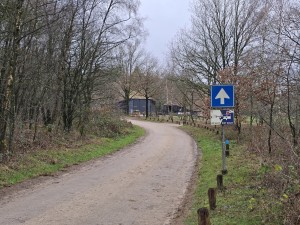 
                            <b>Zandweg met verkeersbord dat rechtdoor rijden aangeeft.</b><br>
                                                        <b>ISO:</b> 20 | <b>Sluitertijd:</b> 5567099/1000000000 | <b>Diafragma:</b> f/1.7 | <b>Datum:</b> 2025-12-07

                        