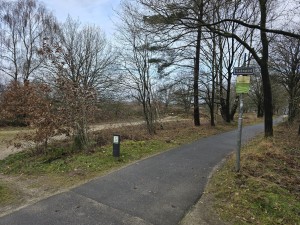 
                            <b>Bordje “fietspad” naast een geasfalteerd fietspad.</b><br>
                                                        <b>ISO:</b> 12 | <b>Sluitertijd:</b> 5567099/1000000000 | <b>Diafragma:</b> f/1.7 | <b>Datum:</b> 2025-12-07

                        