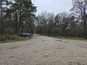 
                            <b>Zwarte auto staat geparkeerd langs een onverharde weg.</b><br>
                                                        <b>ISO:</b> 12 | <b>Sluitertijd:</b> 5567099/1000000000 | <b>Diafragma:</b> f/1.7 | <b>Datum:</b> 2025-12-07

                        