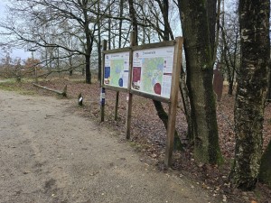 
                            <b>Informatieborden met wandelkaarten bij een natuurgebied.</b><br>
                                                        <b>ISO:</b> 25 | <b>Sluitertijd:</b> 5567099/1000000000 | <b>Diafragma:</b> f/1.7 | <b>Datum:</b> 2025-12-07

                        