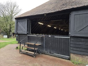 
                            <b>Zwarte houten schuur met open deuren en rieten dak.</b><br>
                                                        <b>ISO:</b> 125 | <b>Sluitertijd:</b> 5567099/1000000000 | <b>Diafragma:</b> f/1.7 | <b>Datum:</b> 2025-12-07

                        