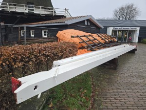 
                            <b>Witte houten windmolenwiek ligt naast museumgebouw.</b><br>
                                                        <b>ISO:</b> 125 | <b>Sluitertijd:</b> 5567099/1000000000 | <b>Diafragma:</b> f/1.7 | <b>Datum:</b> 2025-11-28

                        