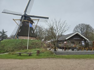 
                            <b>Grote traditionele windmolen met draaiende wieken.</b><br>
                                                        <b>ISO:</b> 125 | <b>Sluitertijd:</b> 5567099/1000000000 | <b>Diafragma:</b> f/1.7 | <b>Datum:</b> 2025-11-28

                        