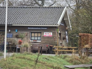 
                            <b>Houten bezoekerscentrum Ommen met bord ‘Bezoekerscentrum Ommen’ aan gevel.</b><br>
                                                        <b>ISO:</b> 250 | <b>Sluitertijd:</b> 2497831/125000000 | <b>Diafragma:</b> f/3.4 | <b>Datum:</b> 2025-11-28

                        