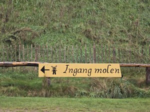 
                            <b>Wegwijzer met pijl naar ingang van de molen.</b><br>
                                                        <b>ISO:</b> 200 | <b>Sluitertijd:</b> 2497831/125000000 | <b>Diafragma:</b> f/3.4 | <b>Datum:</b> 2025-11-28

                        