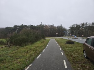 
                            <b>Fietspad loopt rechtdoor richting rotonde.</b><br>
                                                        <b>ISO:</b> 80 | <b>Sluitertijd:</b> 5567099/1000000000 | <b>Diafragma:</b> f/1.7 | <b>Datum:</b> 2025-11-28

                        