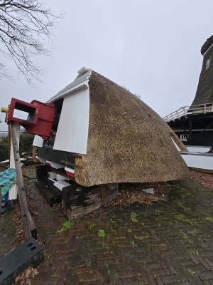 
                            <b>Rieten kap van een windmolen in onderhoud.</b><br>
                                                        <b>ISO:</b> 64 | <b>Sluitertijd:</b> 2497831/250000000 | <b>Diafragma:</b> f/2.2 | <b>Datum:</b> 2025-11-28

                        