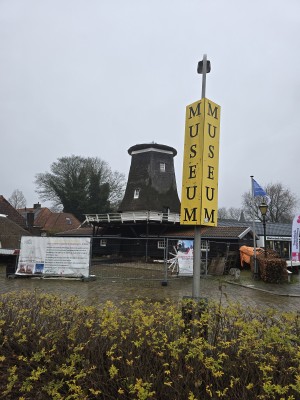 
                            <b>Windmolen bij museum met opvallend geel MUSEUM-bord.</b><br>
                                                        <b>ISO:</b> 64 | <b>Sluitertijd:</b> 5567099/1000000000 | <b>Diafragma:</b> f/1.7 | <b>Datum:</b> 2025-11-28

                        