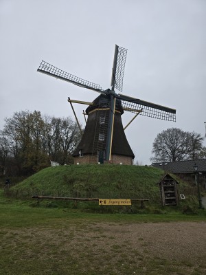 
                            <b>Een traditionele windmolen met wieken op een verhoogde molenbelt.</b><br>
                                                        <b>ISO:</b> 50 | <b>Sluitertijd:</b> 5567099/1000000000 | <b>Diafragma:</b> f/1.7 | <b>Datum:</b> 2025-11-28

                        
