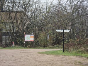 
                            <b>Wandelroutewegwijzer met informatiebord en kaart bij startpunt.</b><br>
                                                        <b>ISO:</b> 320 | <b>Sluitertijd:</b> 2497831/250000000 | <b>Diafragma:</b> f/3.4 | <b>Datum:</b> 2025-11-28

                        