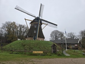 
                            <b>Een traditionele Nederlandse windmolen met vier wieken op een heuvel.</b><br>
                                                        <b>ISO:</b> 80 | <b>Sluitertijd:</b> 5567099/1000000000 | <b>Diafragma:</b> f/1.7 | <b>Datum:</b> 2025-11-28

                        