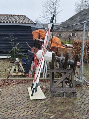 
                            <b>Opgestapelde spoorwegovergangsboom leunt tegen houten steun.</b><br>
                                                        <b>ISO:</b> 50 | <b>Sluitertijd:</b> 83337/5000000 | <b>Diafragma:</b> f/1.7 | <b>Datum:</b> 2025-11-28

                        