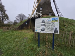 
                            <b>Oude windmolen met informatiebord over de molens van Ommen.</b><br>
                                                        <b>ISO:</b> 80 | <b>Sluitertijd:</b> 2497831/250000000 | <b>Diafragma:</b> f/2.2 | <b>Datum:</b> 2025-11-28

                        