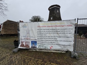 
                            <b>Oude molen in restauratie achter een informatief spandoek.</b><br>
                                                        <b>ISO:</b> 80 | <b>Sluitertijd:</b> 83337/10000000 | <b>Diafragma:</b> f/2.2 | <b>Datum:</b> 2025-11-28

                        