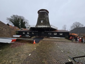
                            <b>Oude windmolenromp met houten bijgebouwen en loopbrug.</b><br>
                                                        <b>ISO:</b> 80 | <b>Sluitertijd:</b> 83337/10000000 | <b>Diafragma:</b> f/2.2 | <b>Datum:</b> 2025-11-28

                        