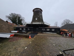 
                            <b>Oude windmolen zonder wieken, mogelijk in restauratie.</b><br>
                                                        <b>ISO:</b> 80 | <b>Sluitertijd:</b> 83337/10000000 | <b>Diafragma:</b> f/2.2 | <b>Datum:</b> 2025-11-28

                        