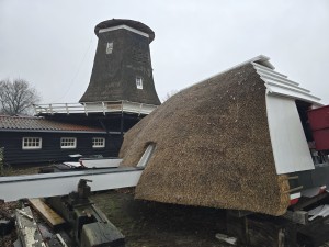 
                            <b>Rietgedekte molenromp met aangrenzend gebouw.</b><br>
                                                        <b>ISO:</b> 125 | <b>Sluitertijd:</b> 5567099/1000000000 | <b>Diafragma:</b> f/1.7 | <b>Datum:</b> 2025-11-28

                        