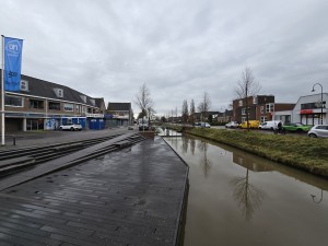 
                            <b>Houten vlonder langs een kanaal in een dorpscentrum.</b><br>
                                                        <b>ISO:</b> 50 | <b>Sluitertijd:</b> 1584937/500000000 | <b>Diafragma:</b> f/2.2 | <b>Datum:</b> 2025-11-25

                        