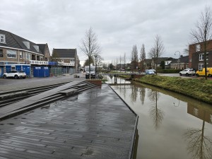 
                            <b>Houten vlonder en trappen langs een rustig kanaal in dorp.</b><br>
                                                        <b>ISO:</b> 32 | <b>Sluitertijd:</b> 5567099/1000000000 | <b>Diafragma:</b> f/1.7 | <b>Datum:</b> 2025-11-25

                        