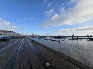 
                            <b>Lege jachthaven met steigers in het water.</b><br>
                                                        <b>ISO:</b> 50 | <b>Sluitertijd:</b> 1/1509 | <b>Diafragma:</b> f/2.2 | <b>Datum:</b> 2025-11-11

                        