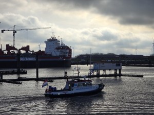 
                            <b>Surveyboot van Groningen Seaports vaart door de haven.</b><br>
                                                        <b>ISO:</b> 50 | <b>Sluitertijd:</b> 1/6403 | <b>Diafragma:</b> f/2.4 | <b>Datum:</b> 2025-11-11

                        