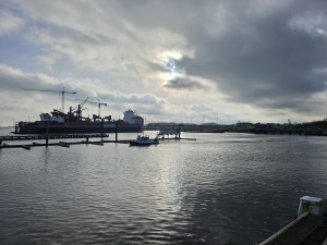 
                            <b>Groot vrachtschip ligt afgemeerd in haven naast laadkranen.</b><br>
                                                        <b>ISO:</b> 12 | <b>Sluitertijd:</b> 1/2929 | <b>Diafragma:</b> f/1.7 | <b>Datum:</b> 2025-11-11

                        
