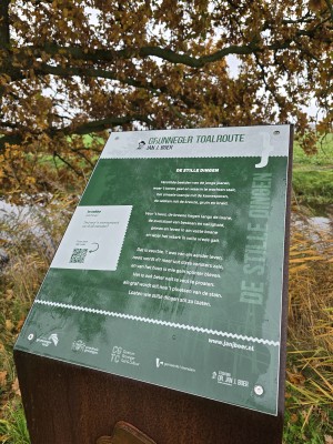 
                            <b>Informatiebord van de Grunneger Toalroute met gedicht van Jan J. Boer.</b><br>
                                                        <b>ISO:</b> 50 | <b>Sluitertijd:</b> 1/180 | <b>Diafragma:</b> f/1.7 | <b>Datum:</b> 2025-11-09

                        