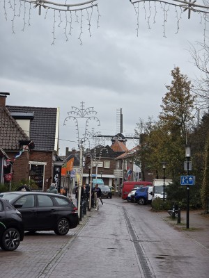 
                            <b>Windmolen steekt uit boven dorpshuizen langs een smalle straat.</b><br>
                                                        <b>ISO:</b> 40 | <b>Sluitertijd:</b> 2497831/250000000 | <b>Diafragma:</b> f/3.4 | <b>Datum:</b> 2025-11-25

                        