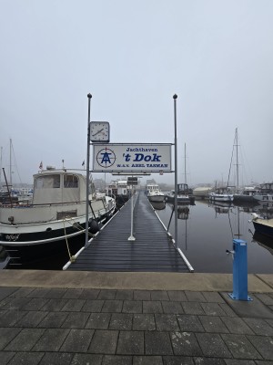 
                            <b>Ingangsbord van jachthaven ’t Dok bij steiger met boten.</b><br>
                                                        <b>ISO:</b> 50 | <b>Sluitertijd:</b> 1/705 | <b>Diafragma:</b> f/2.2 | <b>Datum:</b> 2025-11-07

                        