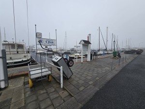 
                            <b>Bord van jachthaven ’t Dok bij de haveningang.</b><br>
                                                        <b>ISO:</b> 50 | <b>Sluitertijd:</b> 1/505 | <b>Diafragma:</b> f/2.2 | <b>Datum:</b> 2025-11-07

                        