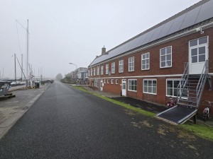 
                            <b>Bakstenen gebouw met zonnepanelen op het dak.</b><br>
                                                        <b>ISO:</b> 50 | <b>Sluitertijd:</b> 1/371 | <b>Diafragma:</b> f/2.2 | <b>Datum:</b> 2025-11-07

                        