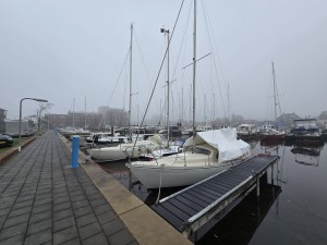 
                            <b>Zeilboten liggen aangemeerd in een jachthaven.</b><br>
                                                        <b>ISO:</b> 50 | <b>Sluitertijd:</b> 1/626 | <b>Diafragma:</b> f/2.2 | <b>Datum:</b> 2025-11-07

                        