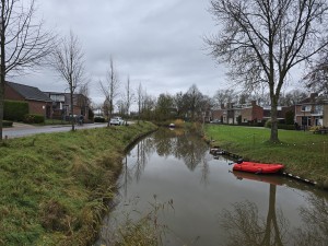 
                            <b>Rood bootje ligt aangemeerd in een rustig kanaal.</b><br>
                                                        <b>ISO:</b> 25 | <b>Sluitertijd:</b> 5567099/1000000000 | <b>Diafragma:</b> f/1.7 | <b>Datum:</b> 2025-11-25

                        