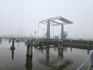 
                            <b>Een ophaalbrug over het water met stalen constructie.</b><br>
                                                        <b>ISO:</b> 16 | <b>Sluitertijd:</b> 1/180 | <b>Diafragma:</b> f/1.7 | <b>Datum:</b> 2025-11-07

                        
