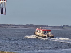 
                            <b>Een passagiersboot vaart over het water en laat schuimspoor achter.</b><br>
                                                        <b>ISO:</b> 32 | <b>Sluitertijd:</b> 1/717 | <b>Diafragma:</b> f/3.4 | <b>Datum:</b> 2025-11-05

                        