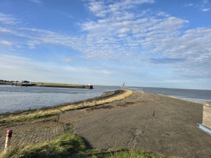 
                            <b>Lange pier met rood-witte baken aan het einde.</b><br>
                                                        <b>ISO:</b> 12 | <b>Sluitertijd:</b> 1/730 | <b>Diafragma:</b> f/1.7 | <b>Datum:</b> 2025-11-05

                        