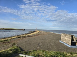 
                            <b>Lange strekdam met asfaltpad en navigatiebaken.</b><br>
                                                        <b>ISO:</b> 12 | <b>Sluitertijd:</b> 1/730 | <b>Diafragma:</b> f/1.7 | <b>Datum:</b> 2025-11-05

                        