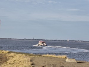 
                            <b>Rode veerboot vaart over het water en laat schuimspoor achter.</b><br>
                                                        <b>ISO:</b> 32 | <b>Sluitertijd:</b> 1/852 | <b>Diafragma:</b> f/3.4 | <b>Datum:</b> 2025-11-05

                        