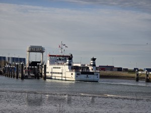 
                            <b>Een veerboot vaart langs de aanlegsteiger.</b><br>
                                                        <b>ISO:</b> 32 | <b>Sluitertijd:</b> 1/1114 | <b>Diafragma:</b> f/3.4 | <b>Datum:</b> 2025-11-05

                        