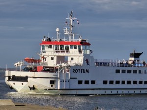 
                            <b>Veerboot Rottum vaart voorbij met passagiers aan dek.</b><br>
                                                        <b>ISO:</b> 32 | <b>Sluitertijd:</b> 1/1265 | <b>Diafragma:</b> f/3.4 | <b>Datum:</b> 2025-11-05

                        