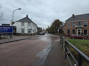 
                            <b>Dorpsstraat met historische huizen en passerende auto's.</b><br>
                                                        <b>ISO:</b> 20 | <b>Sluitertijd:</b> 5567099/1000000000 | <b>Diafragma:</b> f/1.7 | <b>Datum:</b> 2025-11-25

                        