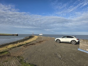 
                            <b>Witte SUV geparkeerd op een pier.</b><br>
                                                        <b>ISO:</b> 12 | <b>Sluitertijd:</b> 1/876 | <b>Diafragma:</b> f/1.7 | <b>Datum:</b> 2025-11-05

                        